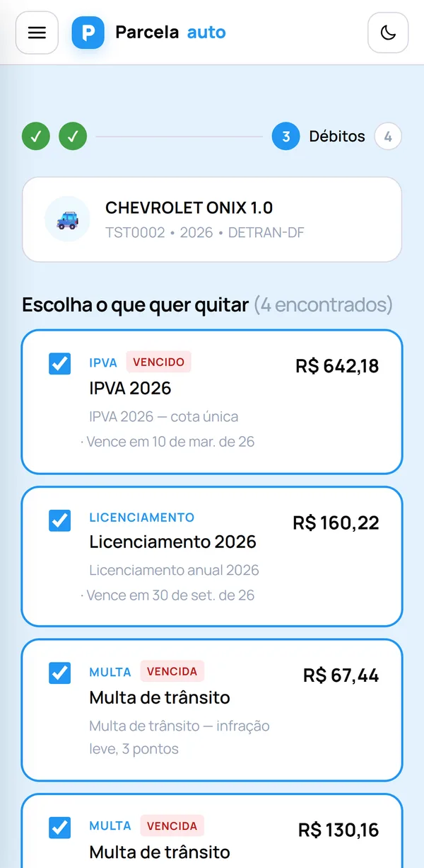 Tela do Parcela auto com os débitos do veículo de teste TST0002, um Chevrolet Onix: IPVA 2026, licenciamento 2026 e duas multas, todos marcados para quitar.