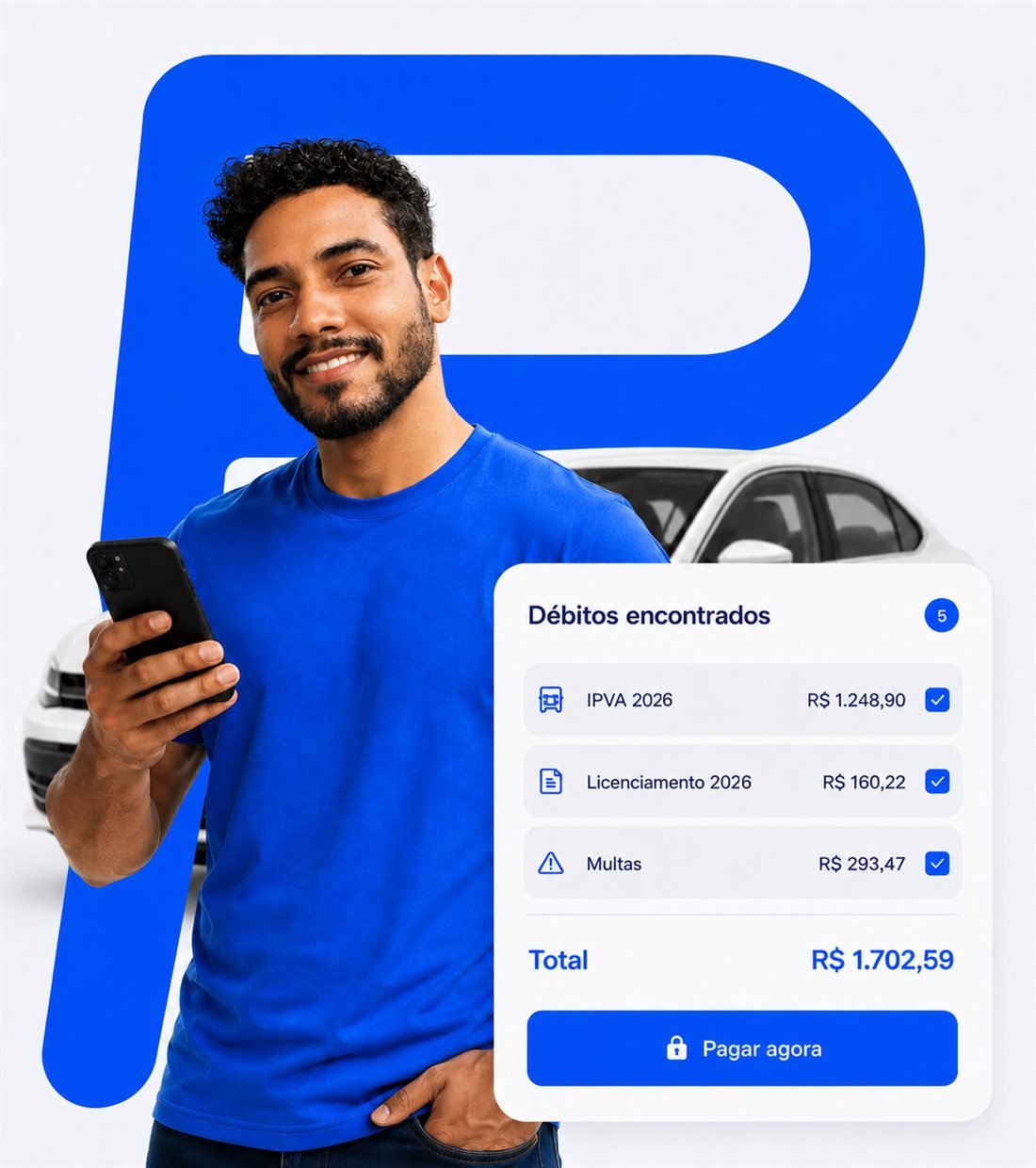 Homem sorrindo com o celular na mão, diante de um carro branco e do "P" da marca, ao lado de um resumo de débitos encontrados.